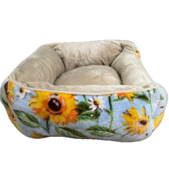 Vera Bradley Pet Bed in Sunflower Sky - Small - Medium - 26200 Lt. Blue Yellow - Picture 5 of 9